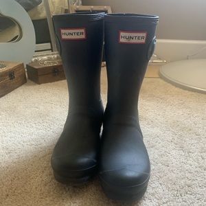 Matte Black Short Hunter, in great condition!!